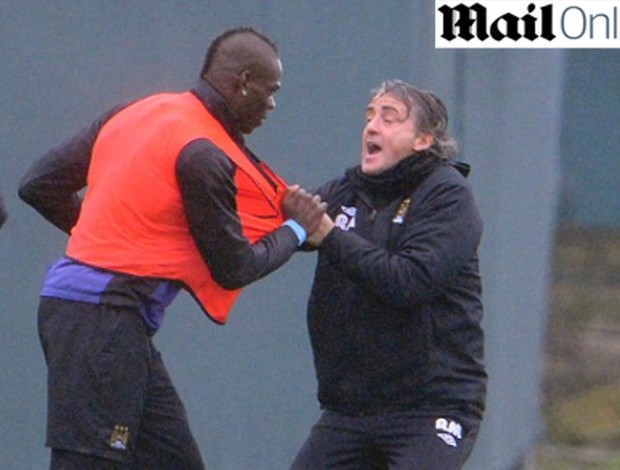 Balotelli e roberto Mancini manchester city briga (Foto: Reprodução/Mail Online)