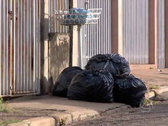 Moradores reclamam que lixo está acumulado em frente das casas. (Foto: Reprodução/TVCA)