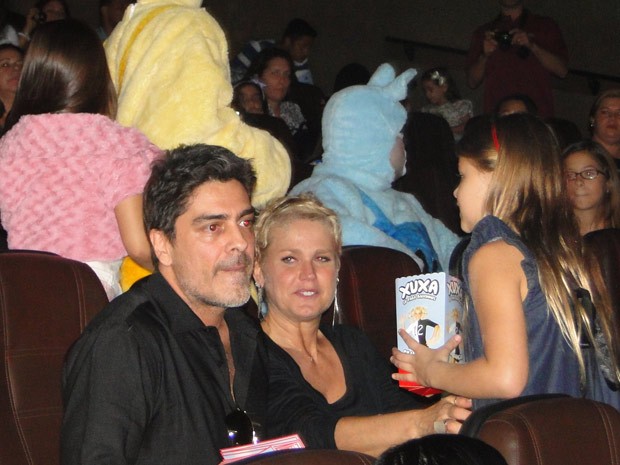 Xuxa e Juno comem pipoca antes do início da sessão do DVD (Foto: TV Xuxa/TV Globo) Xuxa e Juno comem pipoca antes do início da sessão do DVD (Foto: TV Xuxa/TV Globo)