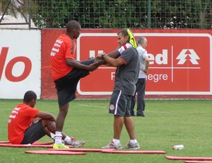 Juan está sendo colocado gradualmente no time do Inter (Foto: Tomás Hammes / GLOBOESPORTE.COM)