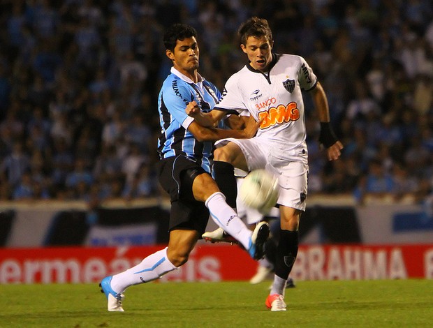 Bernard disputa bola contra o Grêmio (Foto: Lucas Uebel/Divulgação, Grêmio)