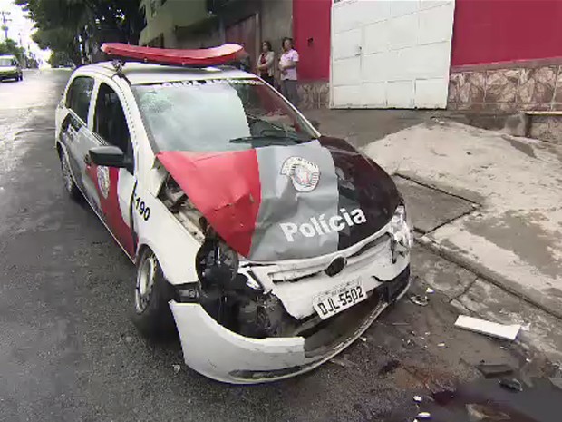 Dois policiais ficam feridos em acidente com viatura em São José dos Campos (Foto: Reprodução/ TV Vanguarda)