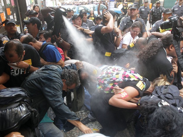 Policiais dispersam manifestantes na Câmara do Rio (Foto: Marcos de Paula/Estadão Conteúdo)