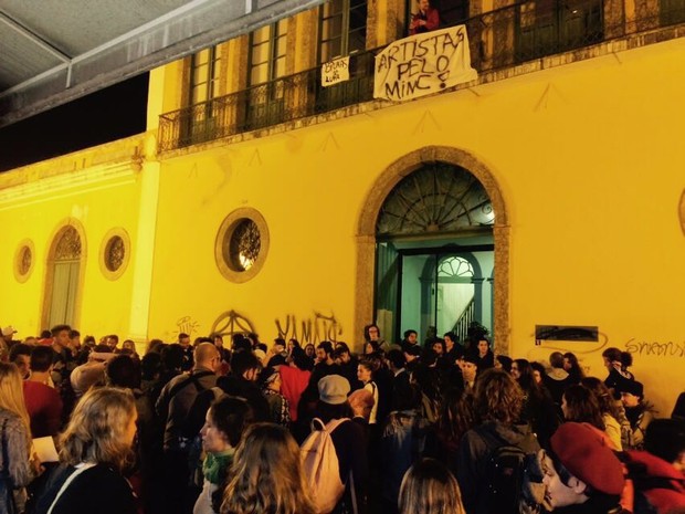 Grupo contrário à extinção do MinC ocupa prédio no Centro de Florianópolis (Foto: Pedro Rockembach/RBS TV)