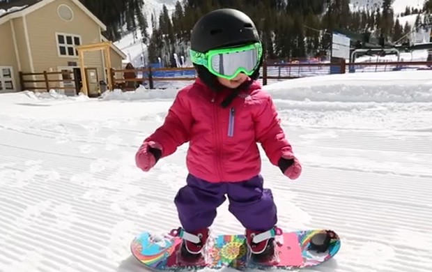Aspen, de 18 meses, encantou usuários ao praticar snowboard no Colorado, nos EUA (Foto: Reprodução/YouTube/brecksbabyshred)