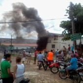 Sem luz, grupo põe fogo em prédio da Eletrobras (Sem luz, grupo põe fogo em prédio da Eletrobras (Sem luz, moradores ateiam fogo a prédio (Erick Costa)))