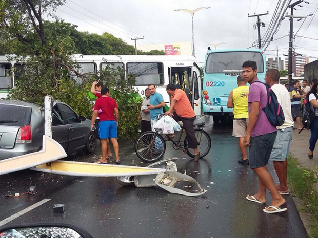 G1 Ônibus bate derruba poste e carro é atingido em Fortaleza