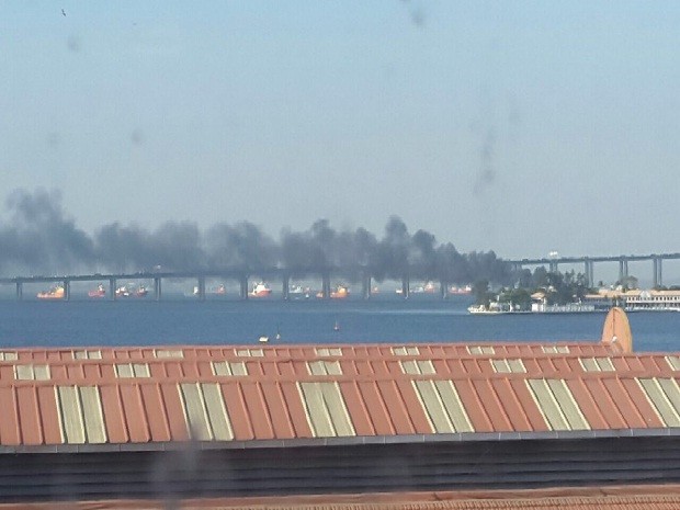 Fumaça escura saia de barco que pegou fogo na Baía de Guanabara (Foto: Gustavo Mendes/ Arquivo Pessoal) Fumaça escura saia de barco que pegou fogo na Baía de Guanabara (Foto: Gustavo Mendes/ Arquivo Pessoal)