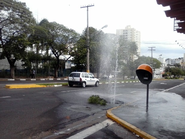 G1 Vazamento Abre Buraco No Asfalto Da Avenida Coronel Marcondes