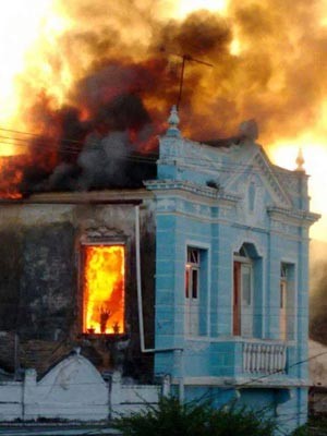 Casarão tombado pelo Iphan pega fogo em Cachoeira (Foto: Fábio Santos/Site Voz da Bahia)