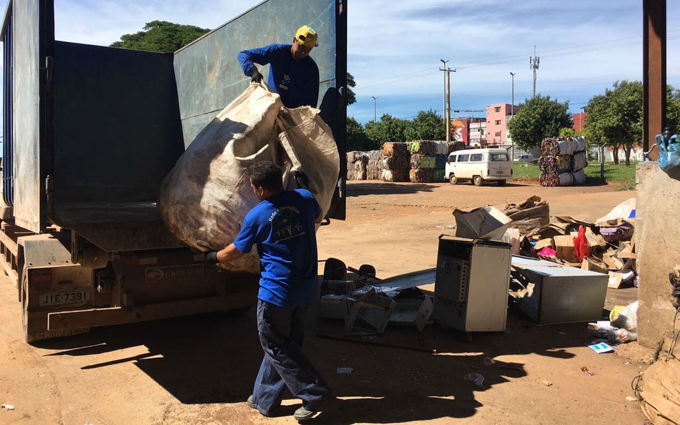 Catadores da cooperativa Recicle a Vida descarregam recicláveis recolhidos em Brasília (Foto: Luiza Garonce/G1)
