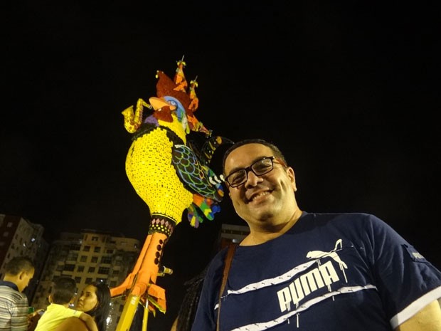 O  supervisor Maurício Veloso aproveitou a saída do trabalho para fazer cliques da escultura gigante (Foto: Thaís Queiroz/G1)