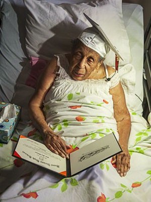 Reba Williams, de 106, com seu diploma do ensino médio (Foto: News Journal/Associated Press)