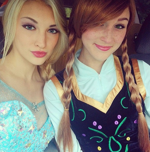 Ao lado da amiga Brittany Lee, dupla forma 'equipe perfeita' de sósias da rainha Elsa e de sua irmã Anna, no longa-metragem de animação 'Frozen' (Foto: Reprodução/Instagram/annafaithxoxo) Ao lado da amiga Brittany Lee, dupla forma 'equipe perfeita' de sósias da rainha Elsa e de sua irmã Anna, no longa-metragem de animação 'Frozen' (Foto: Reprodução/Instagram/annafaithxoxo)