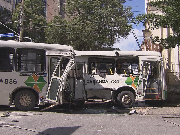 Funcionários da empresa de ônibus informaram que os veículos trafegavam a cerca de 40 km/h e ninguém avançou o sinal. (Foto: Reprodução/TV Globo)