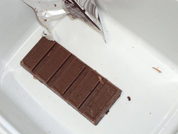 Consumidora foi surpreendida por larvas dentro de barra de chocolate (Foto: Arquivo Pessoal / Mary Hellen Miranda)