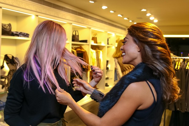 Juliana Paes curte o cabelo rosa de Fiorella Mattheis (Foto: Raphael Castello/AgNews)