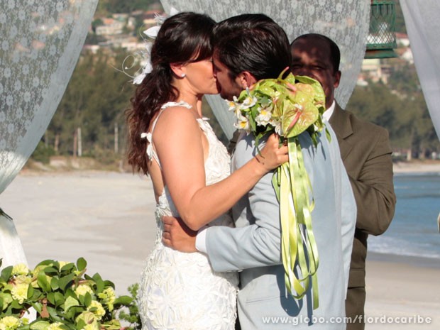 Juliano e Natália se casam (Foto: Flor do Caribe / TV Globo)