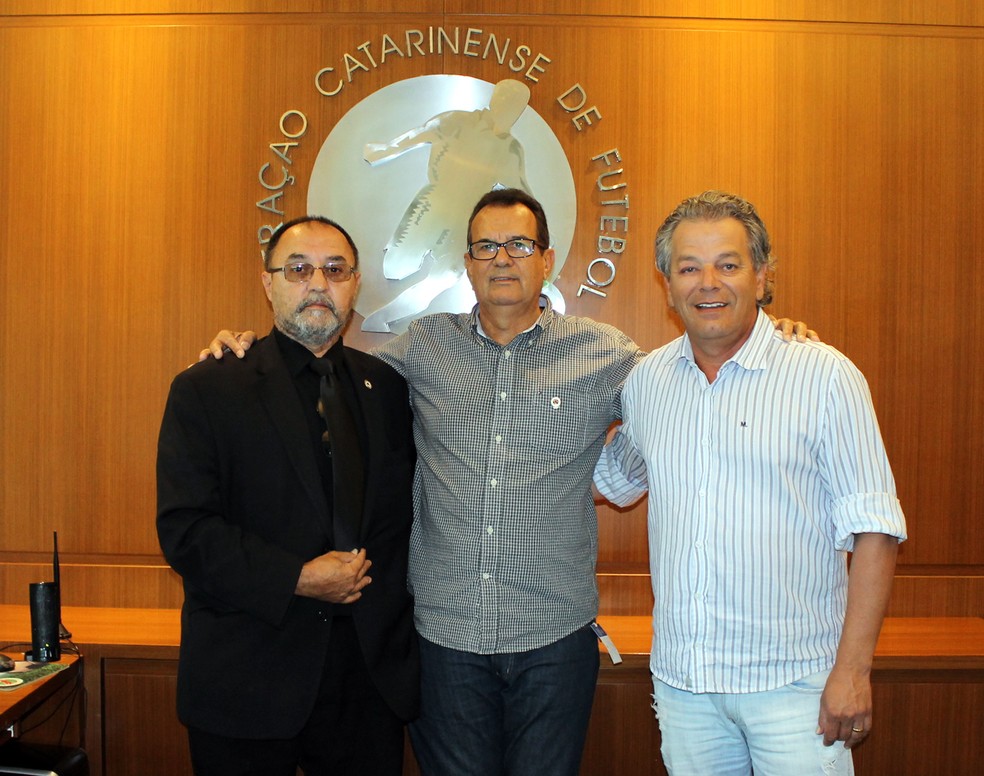 Dario Goes (à esquerda) durante visita a dirigentes da Federação Catarinense de Futebol (Foto: FCF) (Foto: )