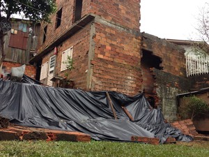 Casa em Chapecó teve a parede derrubada pela força da chuva (Foto: Eduardo Cristófoli/RBS TV)