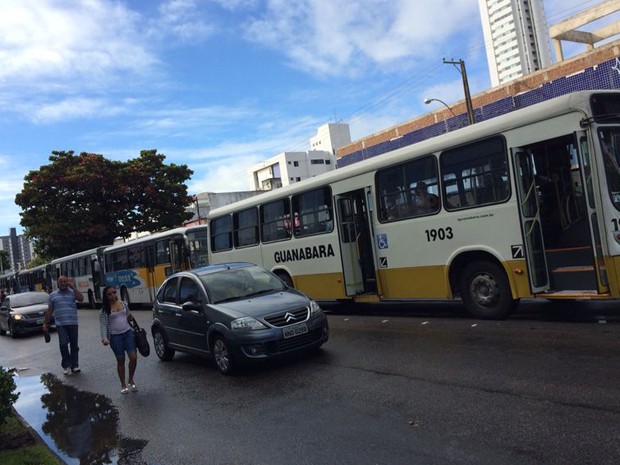 Rodoviários formaram fileiras de ônibus e chegaram a fechar ruas em Natal (Foto: Michelle Rincón/Inter TV Cabugi)