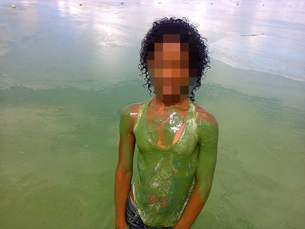 Criança sai com cor verde após mergulgar em lagoa de Linhares, Norte do Espírito Santo (Foto: João Lucas/ VC no ESTV)