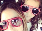 Usando óculos iguais, Vera Viel e filha posam juntas