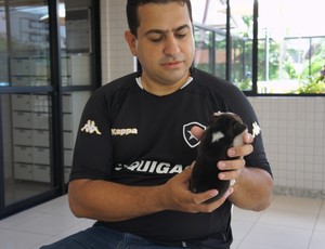 Aldo com o novo herdeiro de Perivaldo, Biriba (Foto: Renata Vasconcellos / Globoesporte.com/pb)