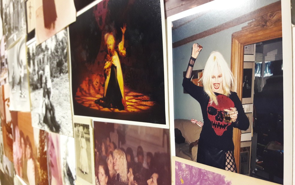 Exposição traz fotos com momentos da carreira de Elke Maravilha (Foto: Flavio Ismerin/G1)