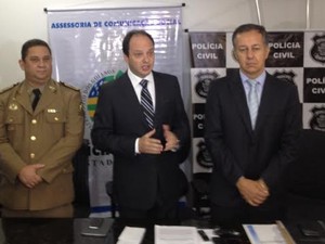 Coronel Sívil Benedito, secretário da SSP, Joaquim Mesquita, e delegado-geral da Polícia Civil, João Carlos Gorski (Foto: Paula Resende/ G1)