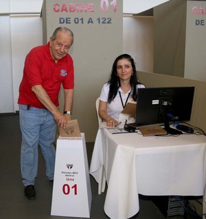 Kalil Rocha Abdalla vota eleição (Foto: Rubens Chiri/saopaulofc.net)