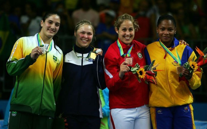 Mayra Aguiar Ronda Rousey pódio Pan Rio 2007 judô (Foto: Divulgação) Mayra Aguiar Ronda Rousey pódio Pan Rio 2007 judô (Foto: Divulgação)