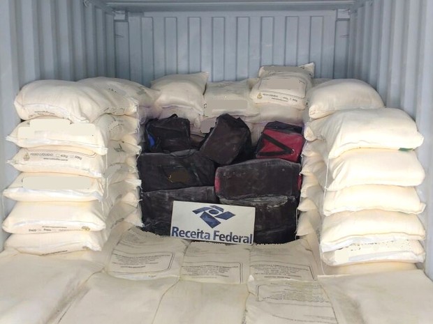Polícia Federal e Alfândega encontraram 760 kg de cocaína dentro de contêineres no Porto de Santos (Foto: Divulgação/Receita Federal)
