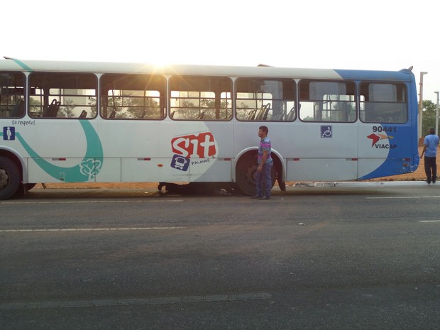Usuários do transporte coletivo ficaram asustados com acidente (Foto: Divulgação)