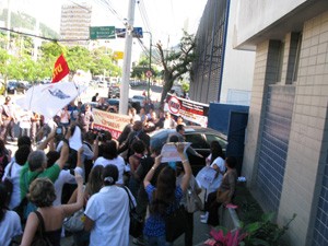 Comitiva da presidente Dilma é recebida com protestos na chegada a hospital no Rio (Foto: Bernardo Tabak/ G1 RJ)