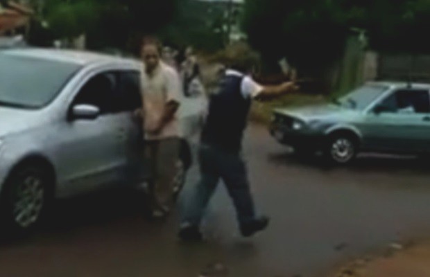 Policial agride colega da filha e saca arma na porta de escola em Trindade, em Goiás (Foto: Reprodução/TV Anhanguera)