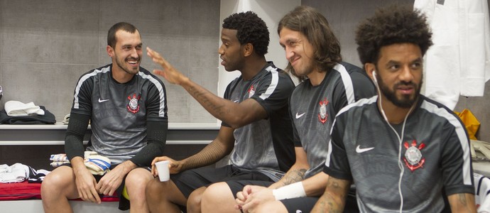 Cássio vibra após chances perdidas por rival: 