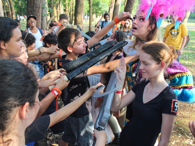Fãs da saga 'Jogos vorazes' participaram de um encontro no Parque do Ibirapuera, na tarde deste domingo (10) (Foto: Divulgação) Fãs da saga 'Jogos vorazes' participaram de um encontro no Parque do Ibirapuera, na tarde deste domingo (10) (Foto: Divulgação)