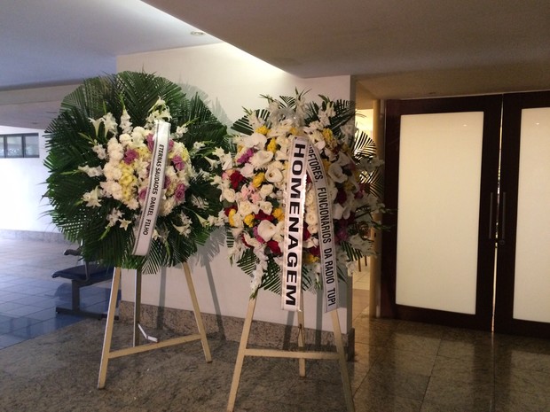 Coroas de flores em homenagem a Yon Magalhes (Foto: Fernanda Rouvenat/ G1)