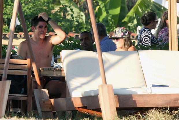 Marcelo Adnet com loira em quiosque da praia (Foto: Marcos Ferreira / Foto Rio News)