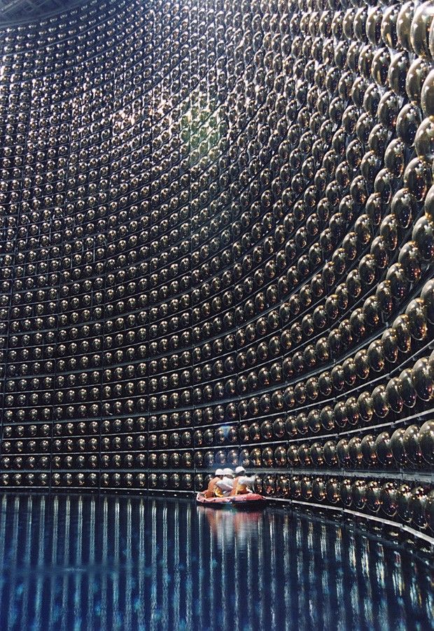Técnicos fazem reparos em peças do detector de neutrinos subterrâneo Super-Kamiokande (Foto: Kamioka Obs./ICCR/Universidade de Tóquio)