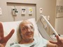 Erasmo Carlos tranquiliza fãs com foto no hospital: 'Agora estou enxergando'