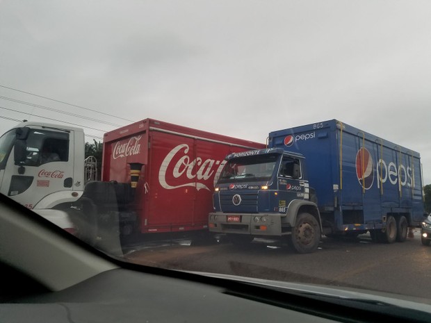 Caminhão da Coca-cola colidiu com veículo da Pepsi em Belém (Foto: Leônidas Dahas / Arquivo pessoal)