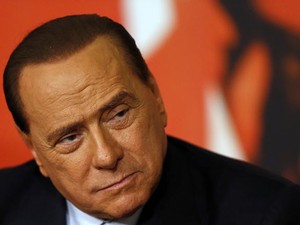 O ex-premiê italiano Silvio Berlusconi dá entrevista nesta segunda-feira (25) em Roma (Foto: Alessandro Bianchi/Reuters)