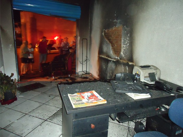 G1 Redação de jornal é incendiada em Conchal e polícia investiga