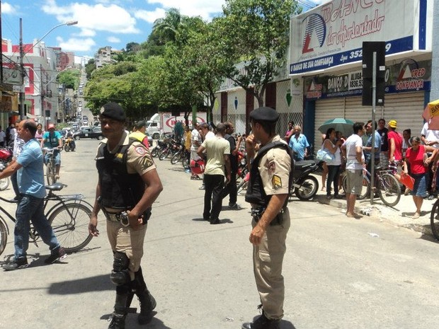 G1 Suspeita De Bomba Em Banco Faz Pm Isolar Rua Do Centro De Teófilo Otoni Notícias Em Vales 