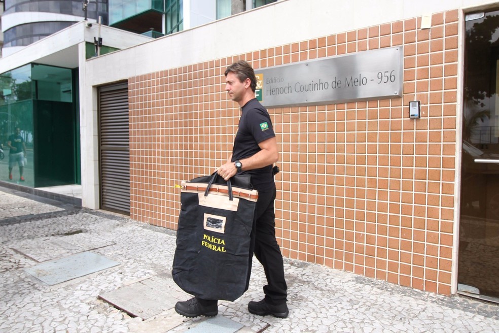 Policial federal sai com malote de edifício na Avenida Boa Viagem, na Zona Sul do Recife, durante a Operação Vórtex (Foto: Aldo Carneiro/Pernambuco Press)