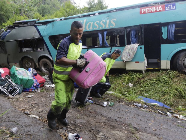 acidente ônibus régis bittencourt (Foto: Nelson Antoine/FotoArena/Estadão Conteúdo)