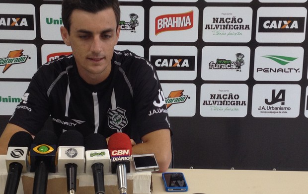 Danilinho veste a camisa do Figueirense (Foto: Renan Koerich, globoesporte.com)