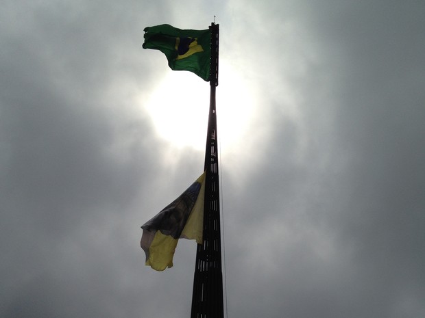 Ativistas do Greenpeace penduram bandeira em homenagem aos índios junto à bandeira do Brasil no mastro da Praça dos Três Poderes (Foto: Luciana Amaral/G1)